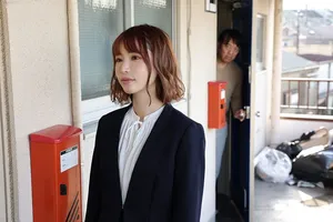 Gã nhà đối diện biến thái thường xuyên nghe tiếng rên của đôi cô vợ chồng trẻ cạnh bên