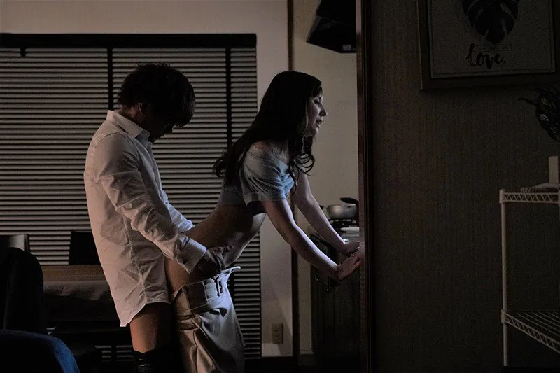 Sếp đi công việc, cậu nhân viên đến nhà đụ vợ ông ấy