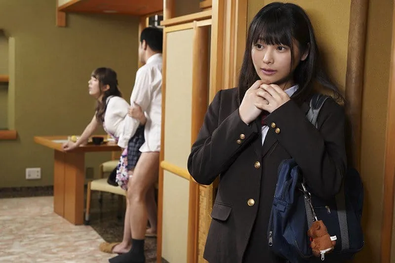 Bé yêu riêng thấy thèm khi nhìn trộm bố dượng trả bài mẹ