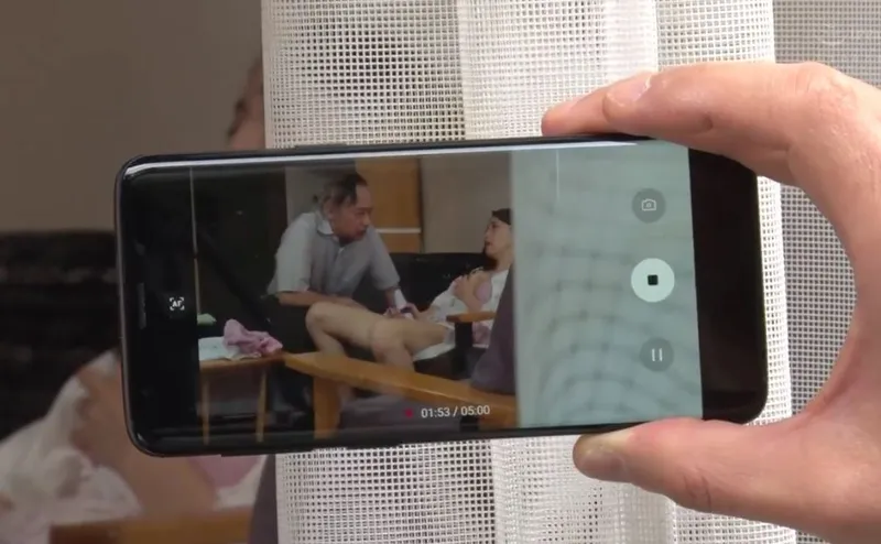 Con dâu gian díu với bố chồng bị gã cấp trên khu phố phát hiện