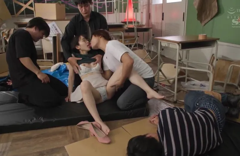 Giúp đỡ cậu thằng bồ bị bắt nạt, nữ sinh dính vào đám côn đồ biến thái