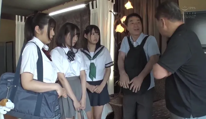 Thất nghiệp, ông bố khốn nạn dẫn 3 con chim nhỏ đi bán dâm